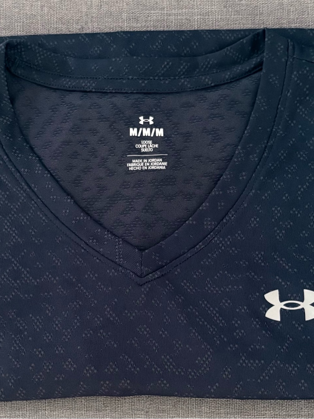 Under Armour teens unisex M/M Navy V-Neck Performance Shirt